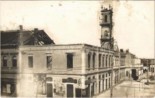 1911 Zenta, Senta; a tűzvészben leégett városháza romjai, Szlavnity K. és fia, Hartstein Jenő és Richter Mór üzlete / ruins of the town hall after the fire, shops. photo (fl)