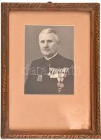 cca. 1940 Katona kitüntetésekkel. Fotó, üvegezett fa keretben. 10x7,5cm