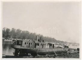 1928 Magyar Királyi Folyamőrség "CSOBÁNC" anyaghajója, üzemanyagellátó és parancsnoki hajó a kikötőben / Hungarian Royal River Guard depot ship "CSOBÁNC" at the port. photo (Rb) (11,2 x 8,1 cm)