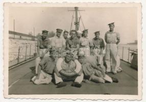 Magyar Királyi Folyamőrség "CSOBÁNC" anyaghajója, üzemanyagellátó és parancsnoki hajó, matrózok csoportképe / Hungarian Royal River Guard depot ship "CSOBÁNC", mariners. photo (fl) (8,2 x 5,8 cm)