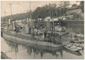 Budapest III. Óbuda, Magyar Királyi Folyamőrség "SZEGED" (ex SMS Wels) és "KECSKEMÉT" (ex SMS Viza) őrnaszádok / Hungarian Royal River Guard ships. photo (ragasztónyom / gluemark) (11,9 x 8,5 cm)