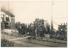 1923 Dunaföldvár, Magyar Királyi Folyamőrség "SZEGED" (ex SMS Wels) őrnaszádja, matrózok / Hungarian Royal River Guard ship "SZEGED", mariners. photo (ragasztónyom / gluemark) (12 x 8,3 cm)