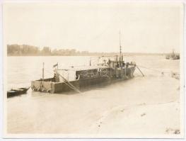 1926 Baja, Magyar Királyi Folyamőrség MAROS aknarakója, háttérben BADACSONY (ex SMS Balaton) oldalkerekes vontató gőzhajó felfegyverkezve aknakeresővé / Royal Hungarian River Guard ships BADACSONY and MAROS. photo (ragasztónyom / gluemark) (11 x 8,2 cm)