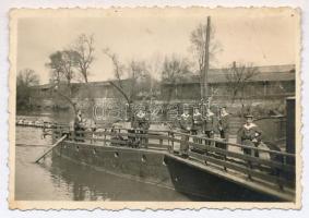 BADACSONY (ex SMS Balaton) oldalkerekes vontató gőzhajó felfegyverkezve aknakeresővé Magyar Királyi Folyamőrség kötelékében, matrózok a fedélzeten / Royal Hungarian River Guard ship BADACSONY, mariners. photo (6 x 8,8 cm) (ragasztónyom / gluemark)