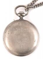 Nagy méretű fém tokos zsebóra, jelzés nélkül. kissé sérült számlappal, fém lánccal. Működő, jó állap...