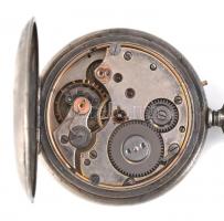 Nagy méretű fém tokos zsebóra, jelzés nélkül. kissé sérült számlappal, fém lánccal. Működő, jó állap...