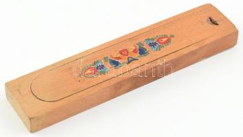 Népies motívumokkal díszített fa tolltartó, benne sok különféle ceruzabetéttel, használt állapot, 23x5x2,5 cm