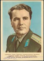 Vlagyimir Satalov (1927- ) orosz űrhajós aláírása őt magát ábrázoló képeslapon / Signature of Vladimir Shatalov (1927- ) Russian cosmonaut on postcard
