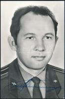 Gennagyij Szarafanov (1942-2005) szovjet űrhajós aláírása fotón / Signaturesof Gennadiy Sarafanov (1942-2005) Soviet astronaut on photo