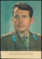 Georgij Sonyin (1935-1997) szovjet űrhajós aláírása őt ábrázoló lapon / Signature of Georgiy Shonin (1935-1997) Soviet astronaut on postcard