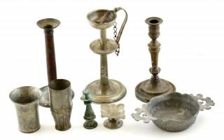 XVIII-XIX. sz. antik ón és alpakka tárgyak. 3 gyertyatartó, 4 tálka, egy tartozék. 24 cm-ig