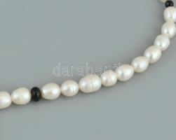 Édesvízi tenyésztett gyöngy, fém, strasszos, szalagos medállal (kőhiányok). h:55cm