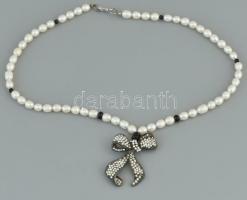 Édesvízi tenyésztett gyöngy, fém, strasszos, szalagos medállal (kőhiányok). h:55cm