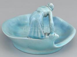 Zsolnay vizet merő lány, alapmázas, jelzés nélkül, hibátlan (az alapmázas Zsolnay fajanszoknál megsz...