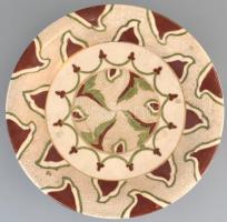 Schütz Cilli talpas tortatál. Kézzel festett fajansz. Jelzett: masszába nyomott: Schütz Cilli és máz...