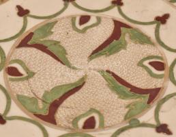 Schütz Cilli talpas tortatál. Kézzel festett fajansz. Jelzett: masszába nyomott: Schütz Cilli és máz...