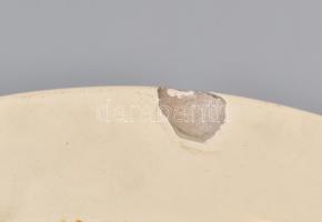 Schütz Cilli talpas tortatál. Kézzel festett fajansz. Jelzett: masszába nyomott: Schütz Cilli és máz...