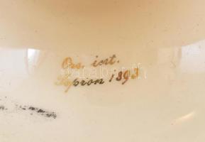 Schütz Cilli talpas tortatál. Kézzel festett fajansz. Jelzett: masszába nyomott: Schütz Cilli és máz...