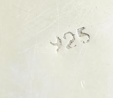 Ezüst (Ag) Nyaklánc, faragott csont hold foglalatban, kaboson csiszolású gránátokkal ékítve. Jelzett...