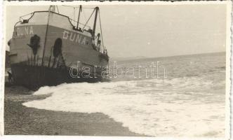 1940 DUNA kétcsavaros folyam-tengeri áruszállító gőzhajó Budapest-Alexandria úton általános rakománnyal hajótörést szenvedett a Fekete-tengeren Podimánál / Hungarian twin screw river-sea going steam freighter wrecked on the Black Sea near Podima. photo