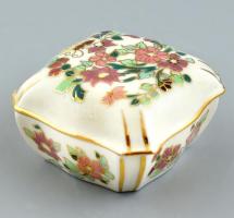 Zsolnay virág mintás porcelán bonbonier, kézzel festett, jelzett, apró kopásokkal, 8x8x5cm