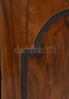 Szekrényke - mesterremek
magyar, 19. sz. vége, fenyőfa alapon diófa borítással, faragott díszítésse...