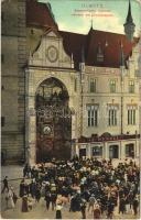 Olomouc, Olmütz; Astronomische Kunstuhr während des Glockenspiels, F. Wenzel / shop, astronomical clock, carillon