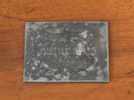 1942 Fadoboz fém rátéttel. Sérült, 22x14x10cm. Felirat: A Magyar Királyi Honvéd Gépkocsiszertártól H...