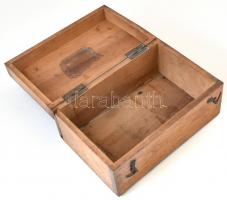 1942 Fadoboz fém rátéttel. Sérült, 22x14x10cm. Felirat: A Magyar Királyi Honvéd Gépkocsiszertártól H...
