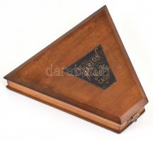 Antik angol tűtartódoboz, különféle tűkkel. Kopott. 12,5x15cm