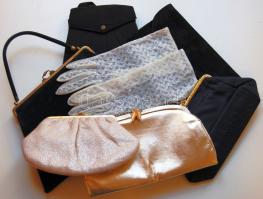 Vegyes alkalmi táska tétel, benne több féle kivitelben (hímzett, arany- és ezüstszínű, fekete)