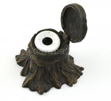 Bronz tintatartó porcelán betéttel. sérült. m: 6 cm