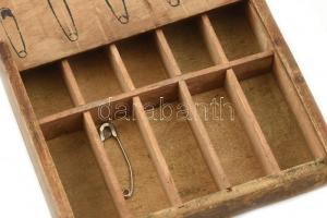 Vintage fa doboz biztonsági biztosítótűk vagy ziherejsztűk számára. 11x12,5x2,5cm
