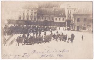 1916 Brassó, Kronstadt, Brasov; 300. honvéd gyalogezred I. zászlóalj katonái a város bevételekor a Fő téren október 9-én, csoportkép zászlókkal, Eisenhof és Révész József üzlete / WWI military, entry of the K.u.k. troops in October 9, soldiers group with flags on the main square, shops. photo