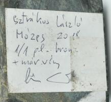 Sztrákos László (1954): Mózes, öntött, patinázott bronz, m:38,5 cm, Jelezve a talapzaton: Sztrákos