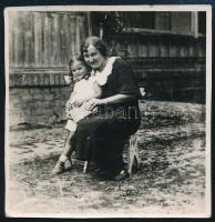 1937 Kinszki Imre (1901-1945) budapesti fotóművész hagyatékából, általa datált vintage fotó (Kinszki Juditka), a hátoldalon szereplő pecsét a képkidolgozást végző Heks Jenő váci fényképészé, felületén törésvonalak, 5,8x5,7 cm