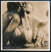 cca 1936 Kinszki Imre (1901-1945) budapesti fotóművész hagyatékából jelzés nélküli vintage fotó (szódavíz), 5,9x5,7 cm