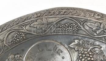 Széder tál. Ón, jelzett, Olaszország, XX. század. Apró sérülésekkel. d: 38 cm
A szédertálon az est ...