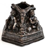 Figurális fidibusz tartó (gyufa elődje). A vadászat, halászat és madarászat allegóriájával díszítve....