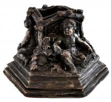 Figurális fidibusz tartó (gyufa elődje). A vadászat, halászat és madarászat allegóriájával díszítve....