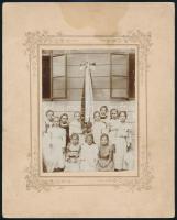 1900 Feliratozott vintage fotó, csoportkép K.u.K. feliratú zászlóval, 11,3x8,5 cm, karton 20x16 cm