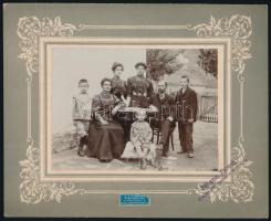 cca 1900 Sarajevo, Johann Parsch fényképész jelzésével ellátott családi fotó, 11,2x15,2 cm, karton 19,8x24,8 cm