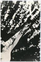 cca 1971 Tóth Miklós: Tánc, feliratozott vintage fotóművészeti alkotás, a magyar fotográfia avantgarde korszakából,  17x11,3 cm