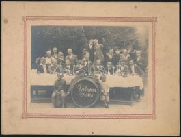 1924 Gyehenna, azaz a lelki megtisztulás helye, ahol a jelenlévők megtisztulnak bűneiktől (nyilván néhány pohár bor bepuszilása után), vintage fotó, 11,6x16,7 cm, karton 18,8x25,5 cm