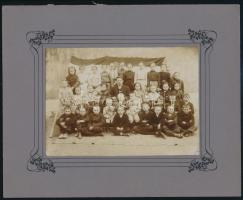 1913 Újvidék, az elemi iskola III. és IV. osztályának csoportképe, a hátoldalon soronként felsorolva a képen szereplők neve,