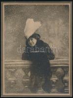 cca 1923 Havazás a fényképészeti műteremben, kasírozott vintage fotó, 24x18 cm