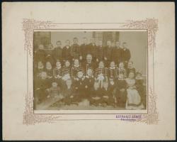 1908 Káty (Vajdaság), az elemi iskola tanulóiról készült csoportkép, hátoldalon soronként felsorolva a képen szereplők neve, Kernaszt János pecsétjével jelzett vintage fotó, 11,2x16,3 cm, karton 19,8x25 cm