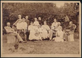 cca 1885 Gyula, vintage családi fotó a kertben, a fényképész pecsétje (a hátoldalon) részlegesen olvasható, kasírozva, 19x27 cm