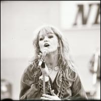 1986 Neoton Família együttes, Menesdorfer Lajos (1941-2005) budapesti fotóművész hagyatékából, 13 db...