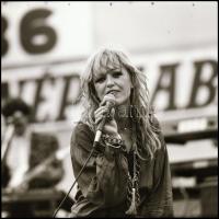 1986 Neoton Família együttes, Menesdorfer Lajos (1941-2005) budapesti fotóművész hagyatékából, 13 db...